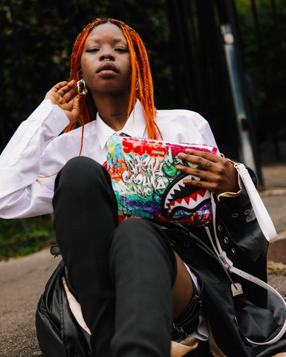 LE MONDE DES GRAFFITIS CROSSOVER CLUTCH | Sprayground Clearance
