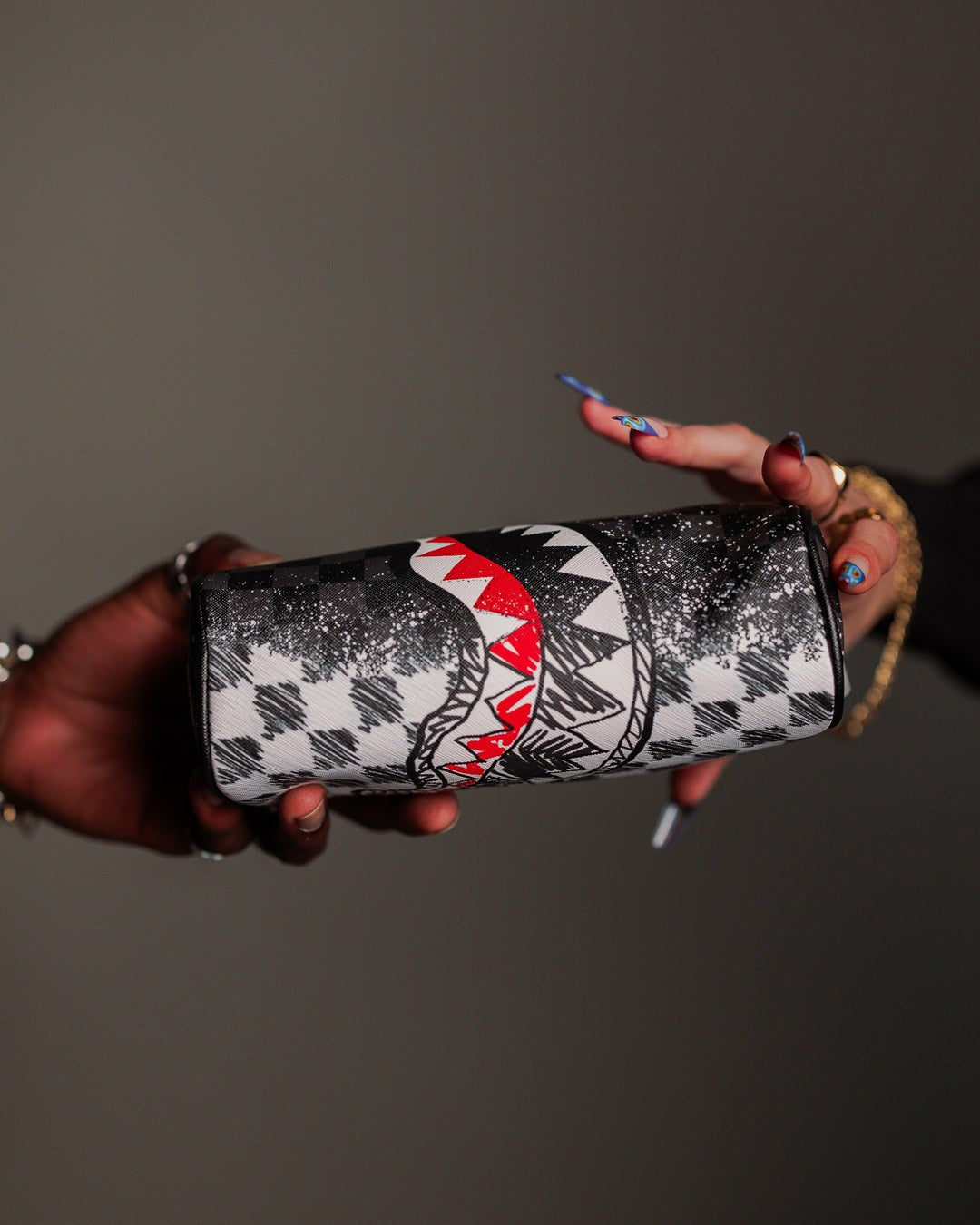 SCRIBBLE DRIBBLE CHECK POUCH | Sprayground sale