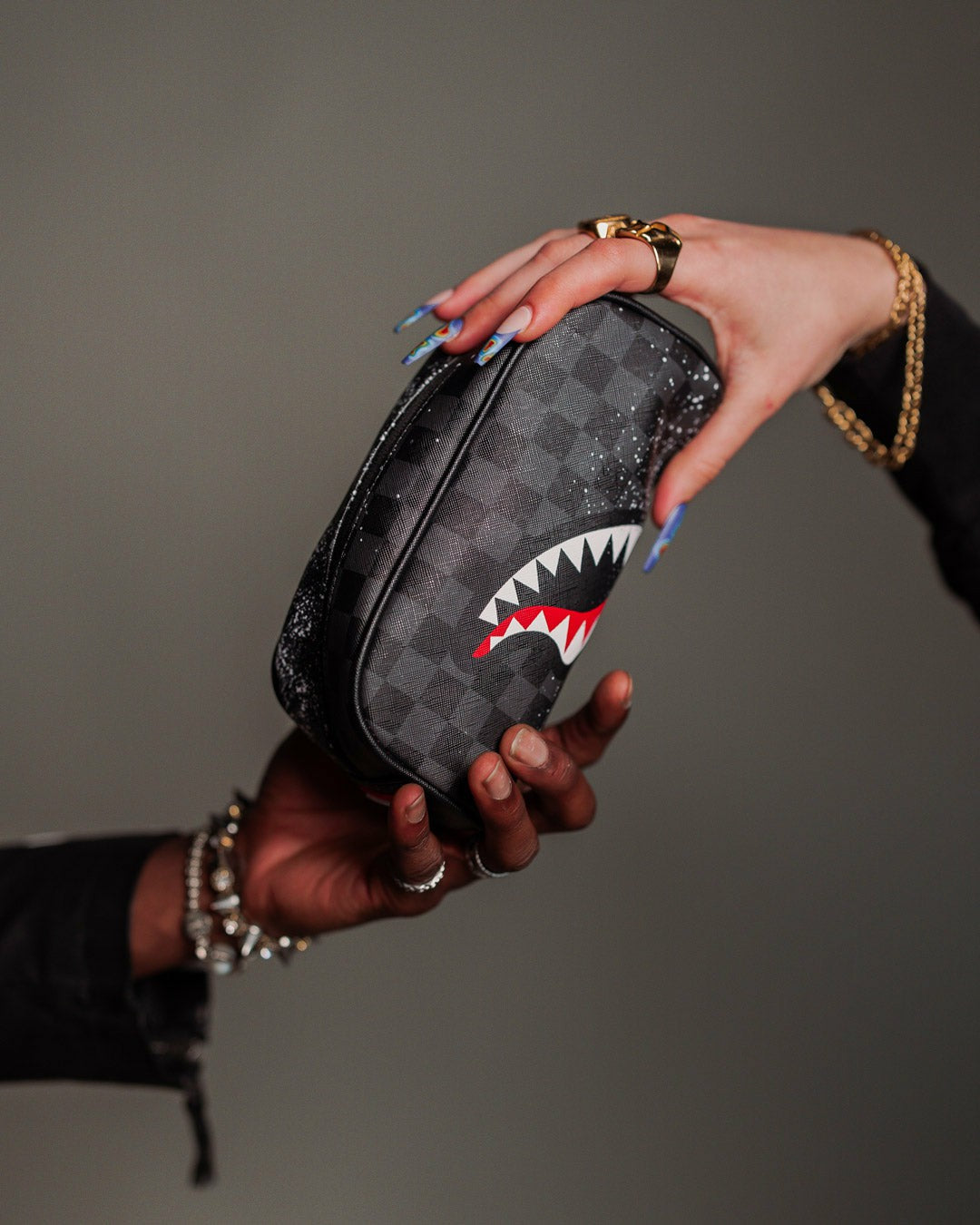 SCRIBBLE DRIBBLE CHECK POUCH | Sprayground sale