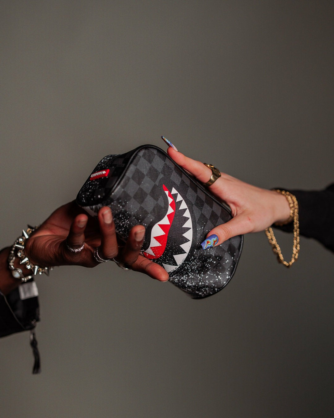 SCRIBBLE DRIBBLE CHECK POUCH | Sprayground sale