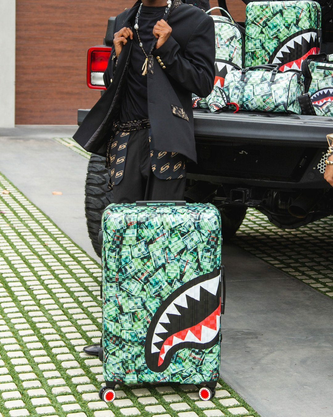 MAMA I MADE IT SHARKITECTURE HARDSHELL FULL-SIZE LUGGAGE | Sprayground US
