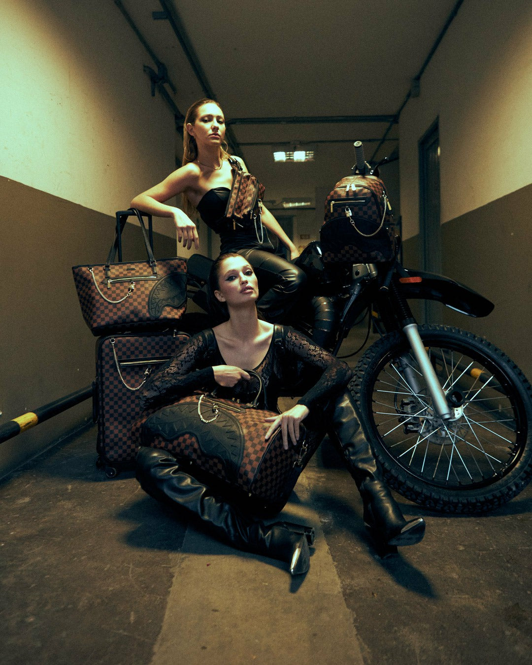HENNY LOCK SHARKS IN PARIS CARGO CROSSBODY | Sprayground US