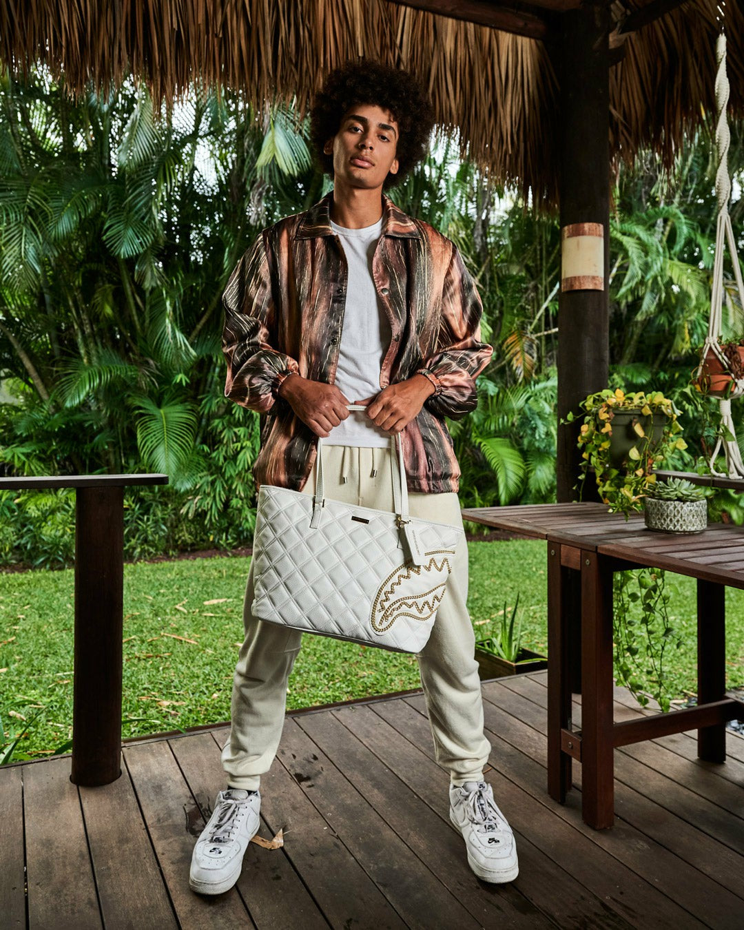 RIVIERA LE BLANC GOLD CHAIN SHARK TOTE | Sprayground Near Me